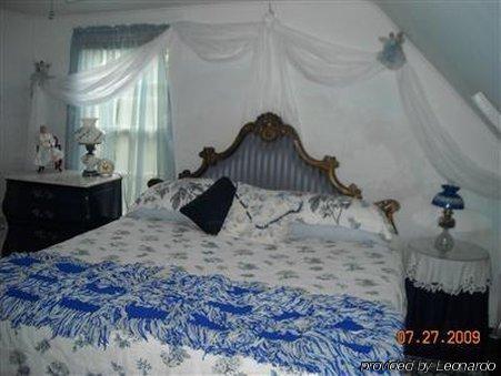 Lamplight Inn Henderson Room photo